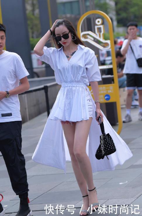 街拍有一说一,那么细的高跟也能走出自信,就不怕断了