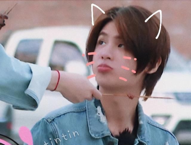  宠爱|同是乐华主持人，王一博冷漠脸被哥哥宠爱，他艺能满分却“镶边”