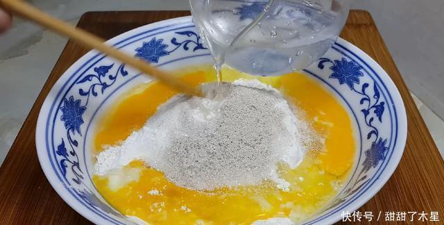 面粉别只会蒸馒头了,加3个鸡蛋,做出创意小吃,比蛋糕油条好吃