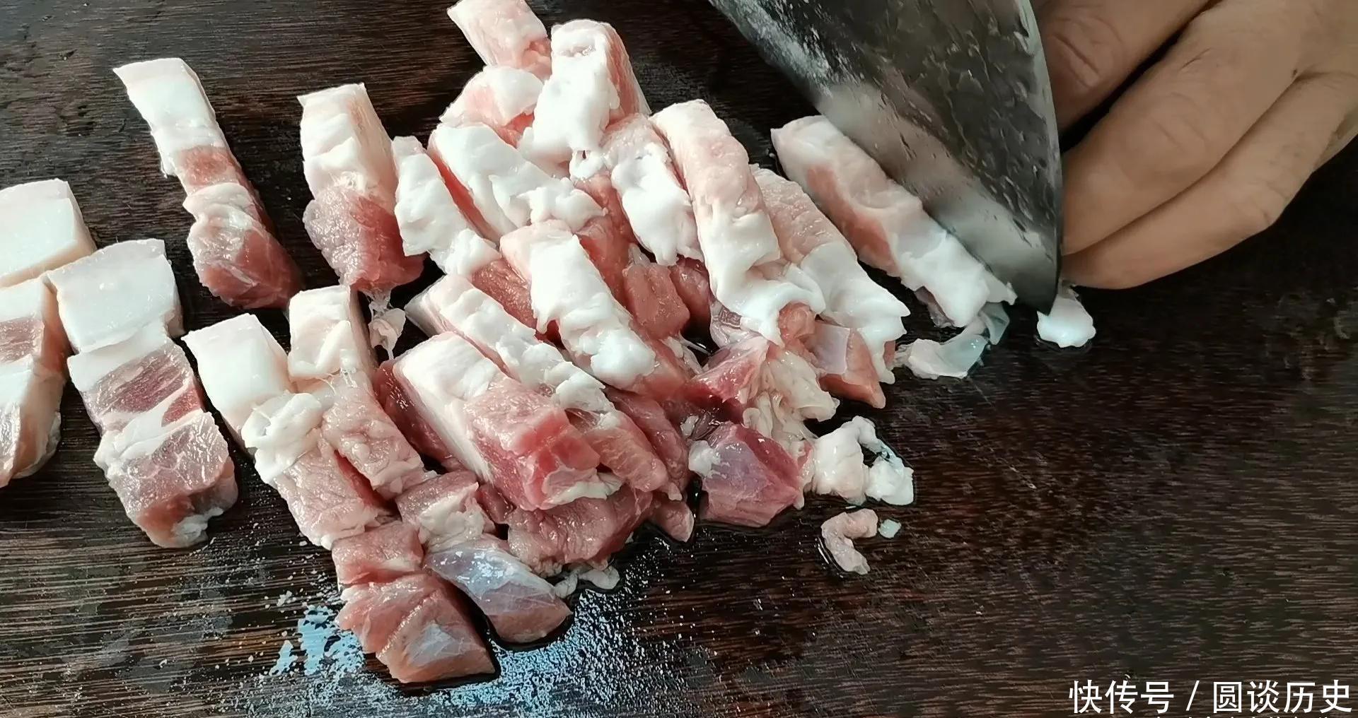 天冷就爱吃一锅猪肉白菜炖粉条,有荤有素,营养美味,特别下饭