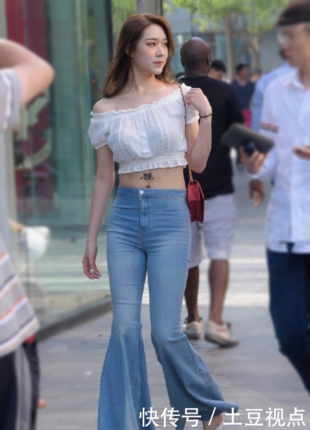 设计|美女街拍微胖小姐姐爱穿牛仔裤,加上喇叭设计,美得高挑出众