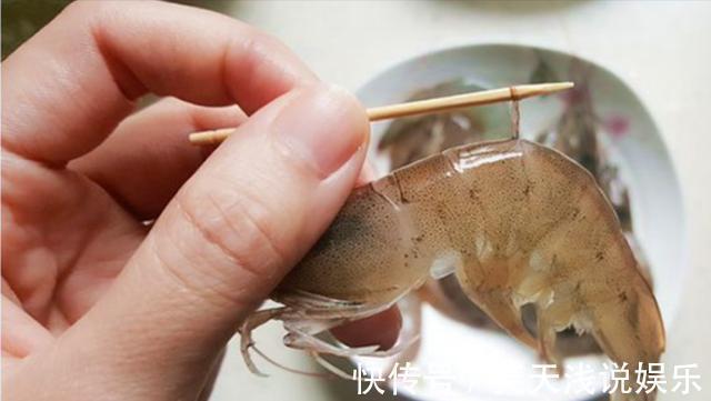 去虾线,用牙签就错了!海鲜店老板偷偷教我一招,厉害了