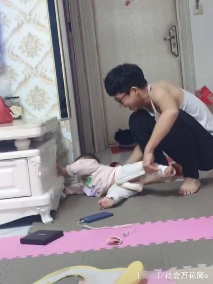 电视柜|“掏娃奶爸”火了,宝宝被掏出来的那一刻,网友:这是养着玩呢?