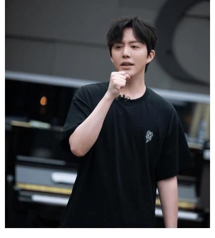 谢天华|《披荆斩棘的哥哥》，一桌子山珍海味和几粒老鼠屎