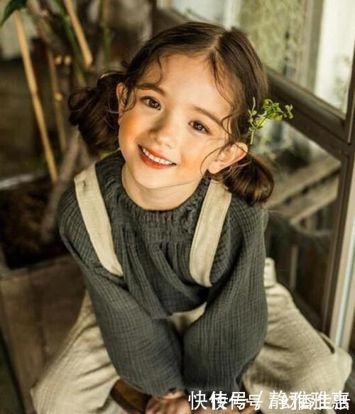 妈妈|妈妈带着宝宝看电视,宝宝突然指着空房间说“妈妈,那里有人”