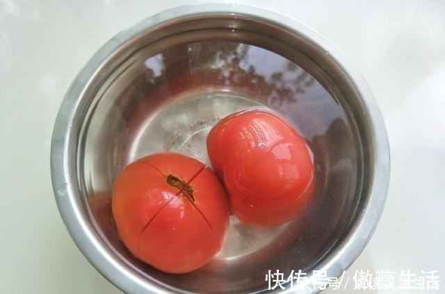 凉拌西红柿,只知道放糖就错了,难怪西红柿不出汤,大厨这样做
