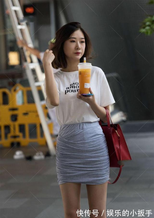 高跟鞋 白色休闲t恤搭配灰色褶皱裙,时髦减龄,活力感十足