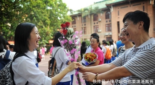 答题卡|高考忘涂答题卡，给监考老师“下跪”乞求机会，女孩如今怎样了？