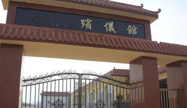 亿万富翁#火葬场门口一副对联上联“早来晚来都得来”,下联让人拍案叫绝