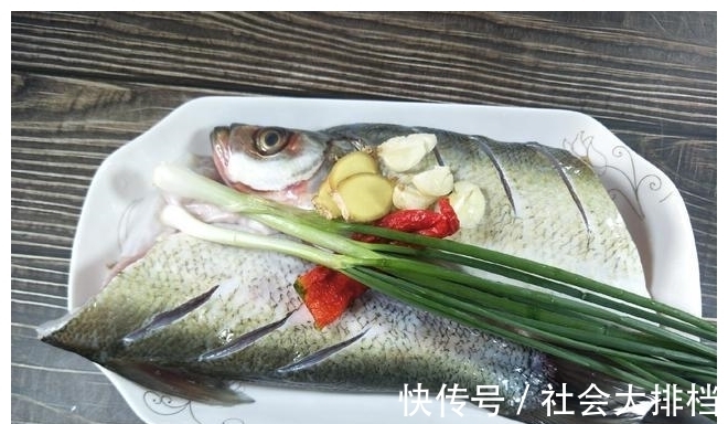 清蒸鱼|清蒸鱼时,不用生抽不用盐,掌握1个小技巧,出锅又鲜又香