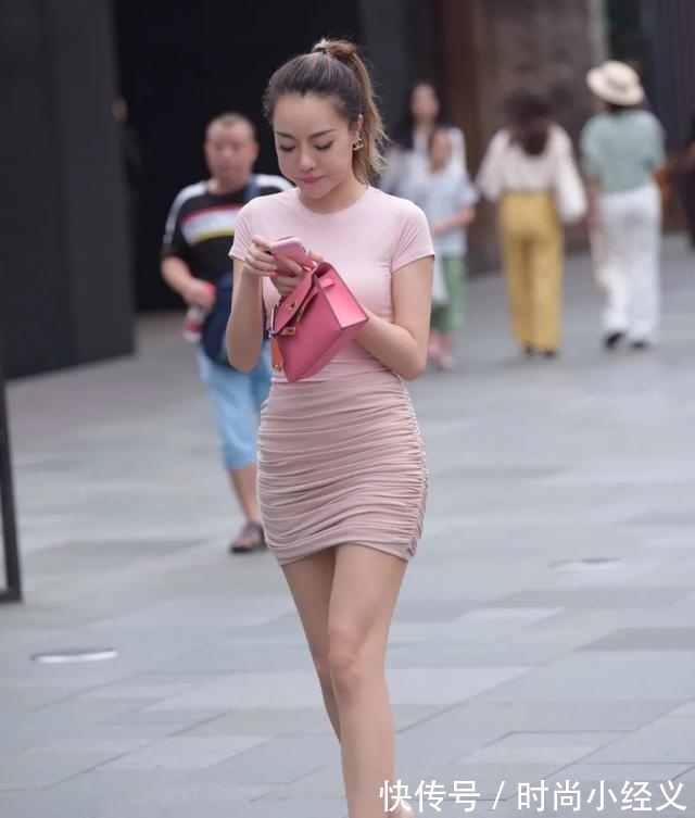 大长腿|粉红色短袖T恤,搭配同色时尚半身裙,穿出温婉淑女范