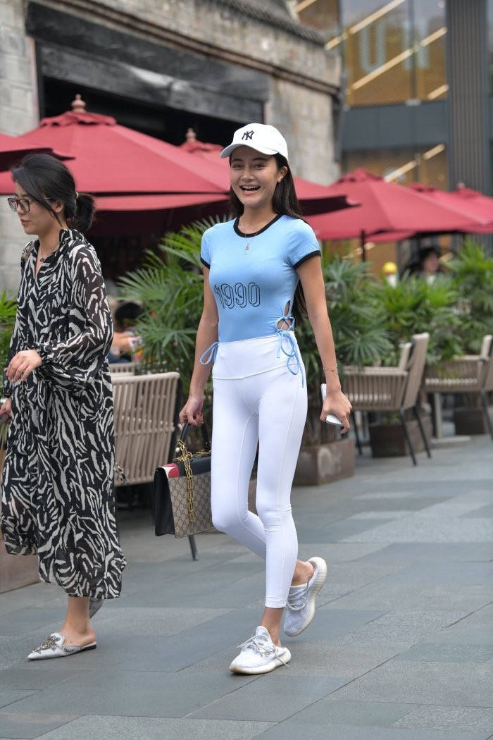 浅蓝色加白色的穿搭, 弹力裤看起来运动感满满又不失青春靓丽