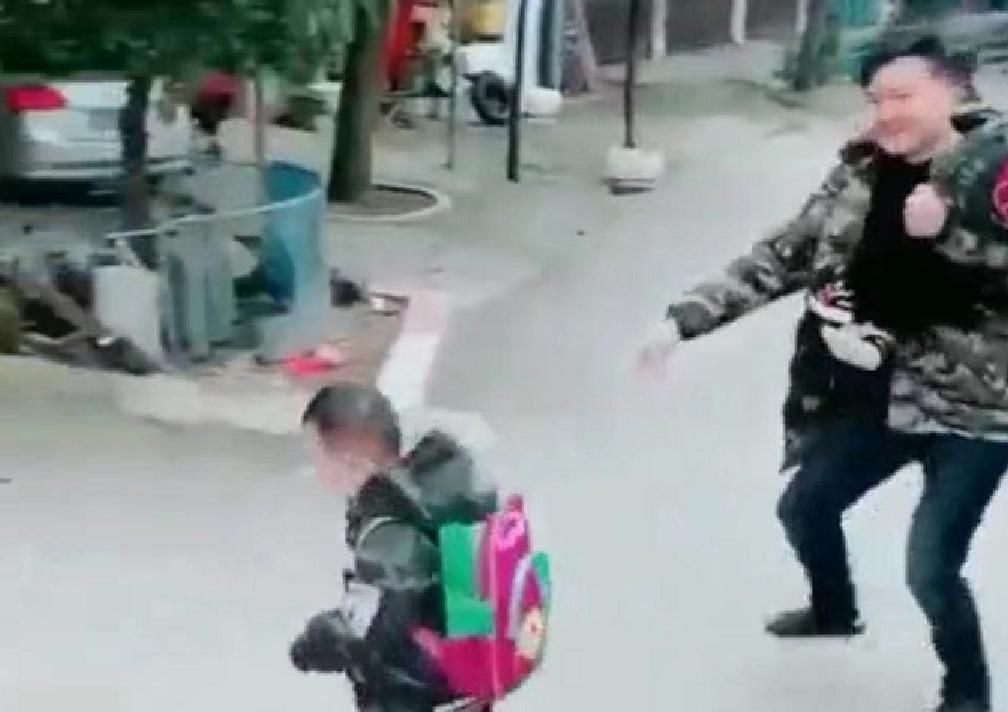 “手忙脚乱奶爸”送3胞胎儿子上学走红，奶爸：一个头两个大