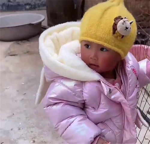 宝妈|双胞胎宝宝分开养，妈妈带的还不会走路，奶奶带的撵着鸡跑！