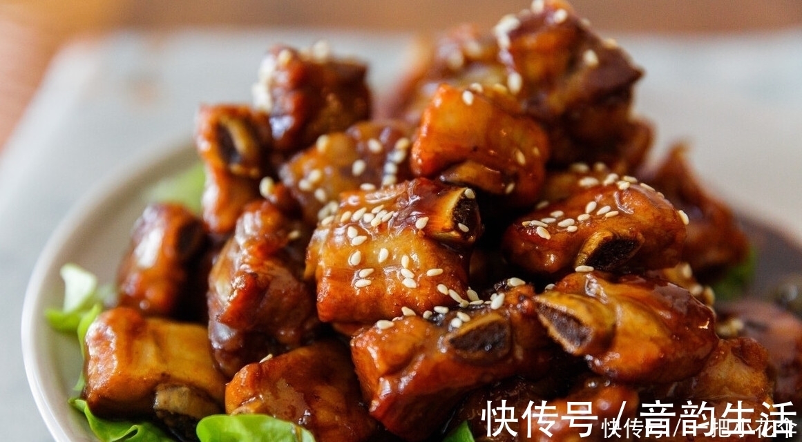 做糖醋排骨时,多加这一味食材,味道酸甜可口,更好吃了