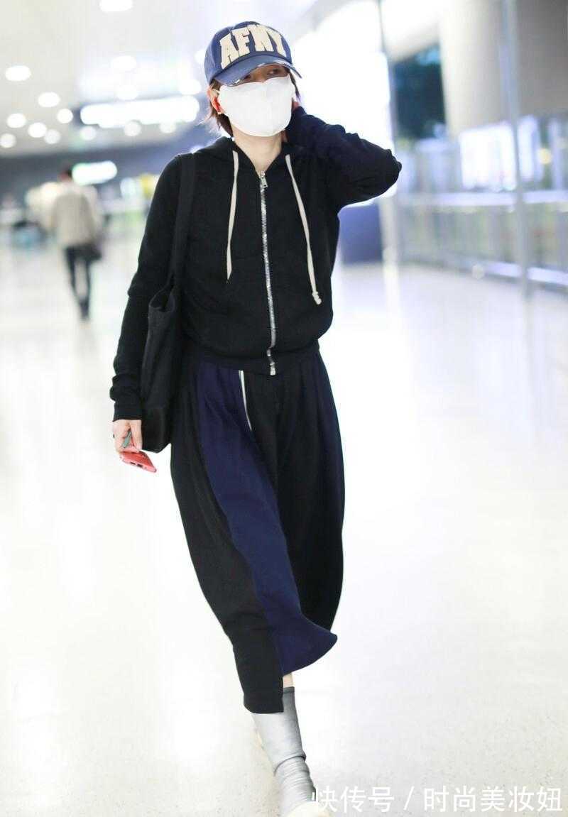 半身裙|马伊琍真有时尚触觉的,卫衣+半身裙优雅洋气,鸳鸯鞋真时髦