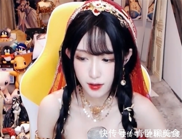 腐团儿|腐团儿穿上肚皮舞服装，男主播连麦要看动漫摇，她无奈再次起舞