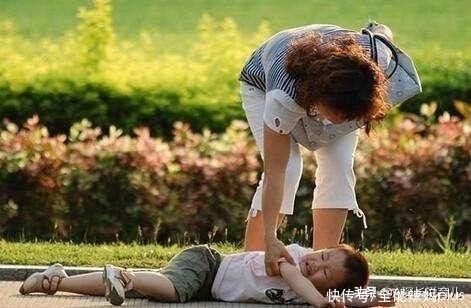 孙子|孙子翻身掉床,奶奶一个动作令娃永远离开:摔倒谨记“黄金3步”
