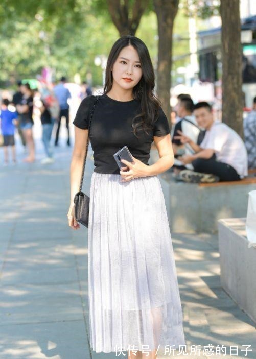 纱裙 黑色简单T恤搭配白色纱裙,优雅从容,貌美如花!