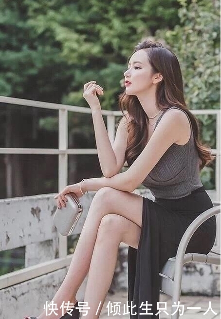 紧身打底裤小姐姐,简单却不失时尚,散发出青春运动美感!