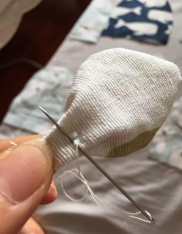 旧物改造旧衣服只能扔掉除了可以捐赠,还可以这么做隔壁小孩看到都抢着要