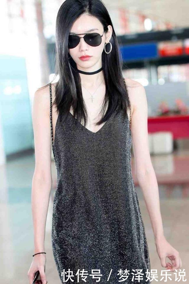 赌王四房儿媳在机场真高调,细吊带连衣裙配马丁靴,一般人都不敢