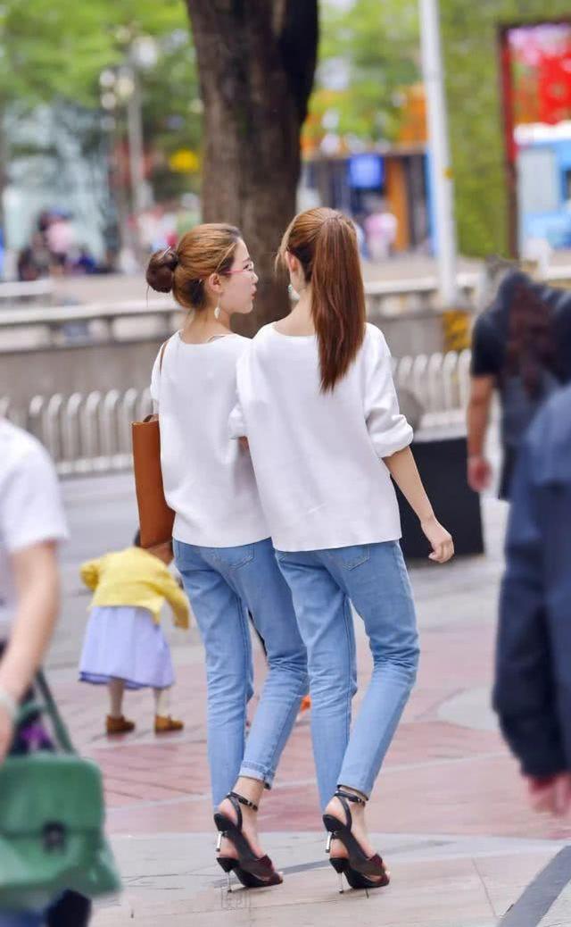 姐妹花|街拍美女：姐妹花玩转“复制黏贴”版穿搭，网友：美得没差异