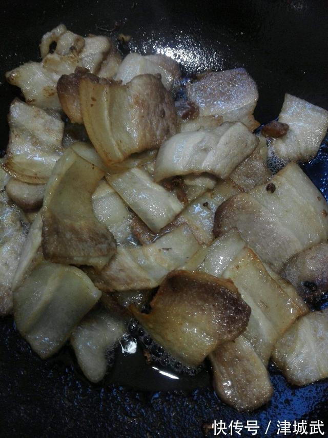 回锅肉多做这“3步”,色泽红亮,肥而不腻,比饭馆做的还好吃!