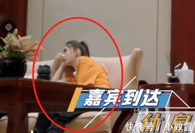 坐姿|跑男8李沁baby坐在椅子上,细看二人坐姿,已婚跟未婚差别太显然