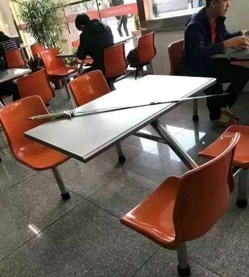 |搞笑图片幽默段子笑话:妹子你悠着点啊,胃口还真不小呢,哈哈