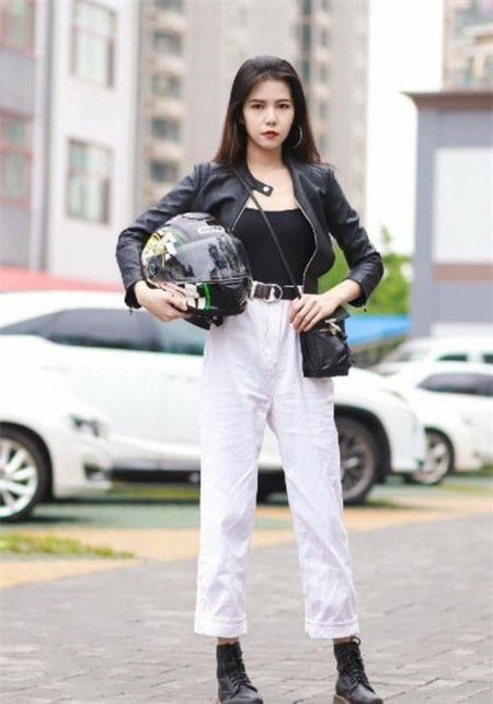 美女|身穿粉色连衣裙的小美女,长发披肩,身材玲珑有致