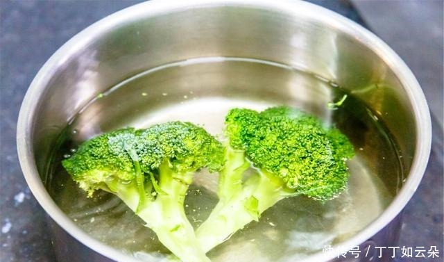 改刀切成|包菜白玉菇这做法太解馋,1周吃6次也不腻,不炒不炖,上桌就吃光