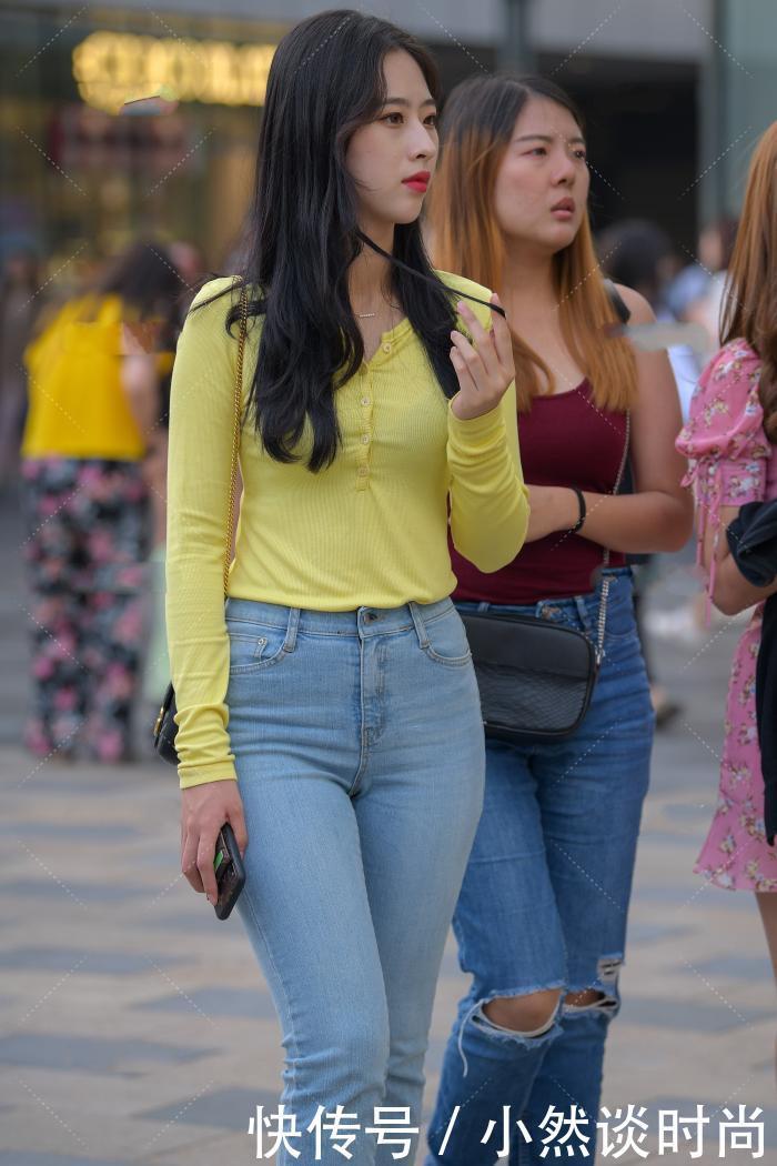 单的单品也有魅力,浑身充满了奢华,高开叉大秀长美腿