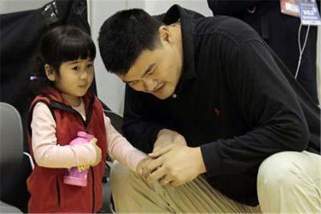 “为什么要让儿子加入美国国籍?”面对记者的质疑,董卿做出解释