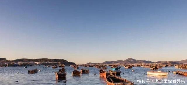 纳西族古老的象形文字中,鱼钩表示垂钓,且特别象形