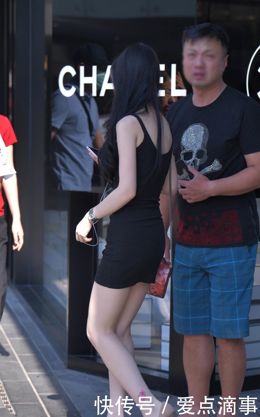 黑色|街拍:黑色紧身连衣裙,白皙的皮肤,美丽动人