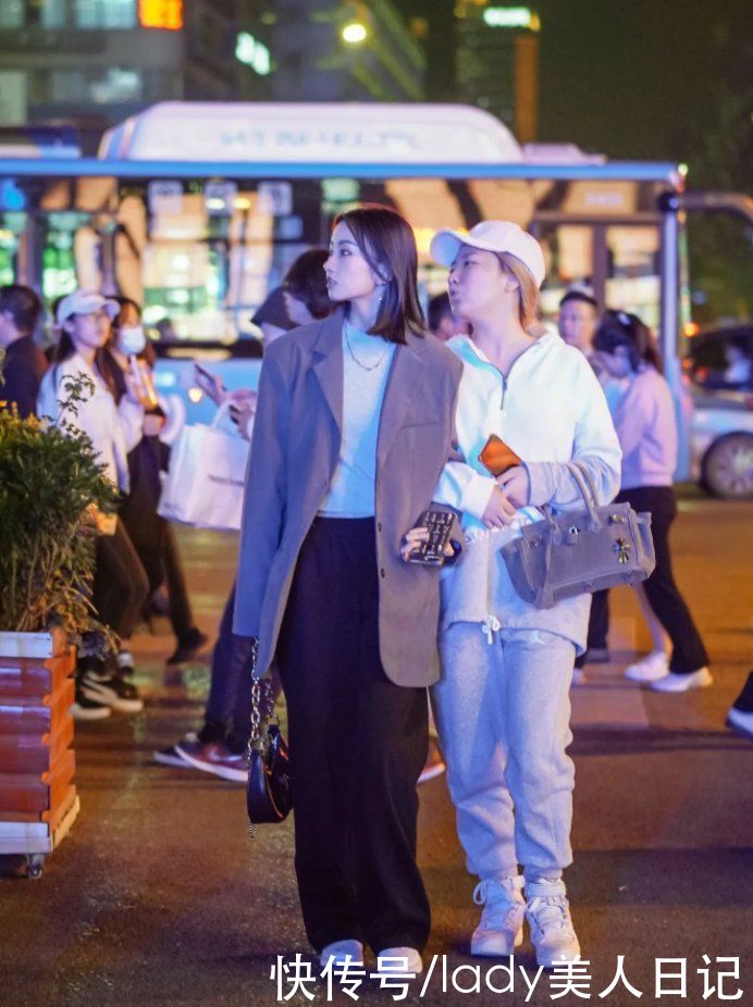  半身裙|你穿oversize风总显腿短？学会这些搭配技巧，不怕踩雷了