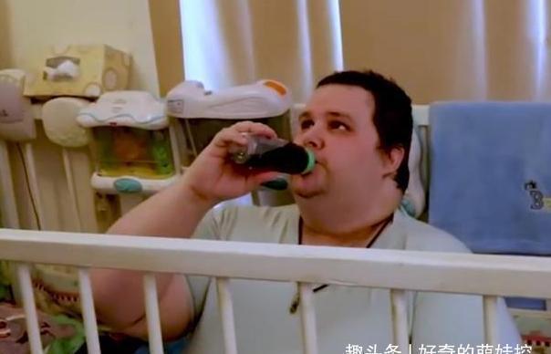 智商|33岁“巨婴男”火了，沉迷穿纸尿裤睡婴儿床，智商正常却活成孩子