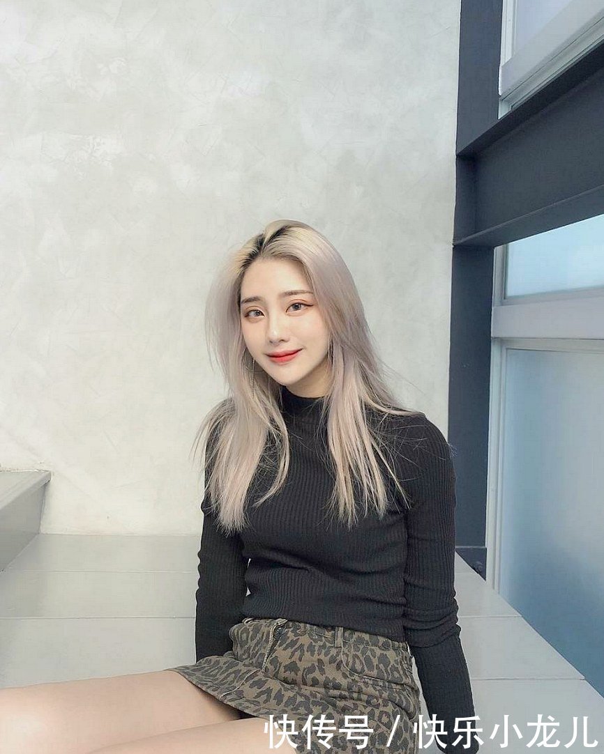 白皙稚嫩的瓜子脸,双眼迷媚有神,灿烂的笑容将人深深吸引