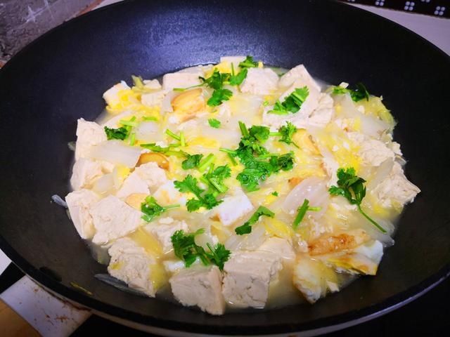 白菜炖豆腐怎么做才好吃?原来诀窍在这里,一次炖一锅,太香了