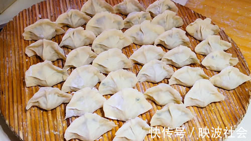 入秋后，猪肉牛肉靠边站，此肉最鲜美，才6块一斤，包饺子特香