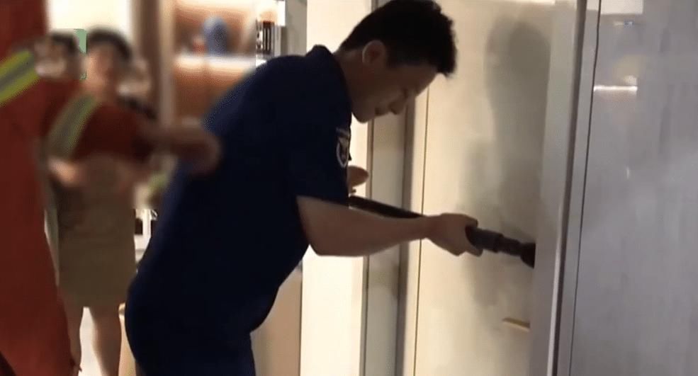 作业|家长想检查儿子作业，踹门没反应就报警，儿子：我在睡觉