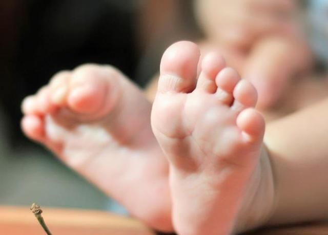 宝宝|宝宝到底能不能光脚,儿科医生发话了!现在看到还不晚