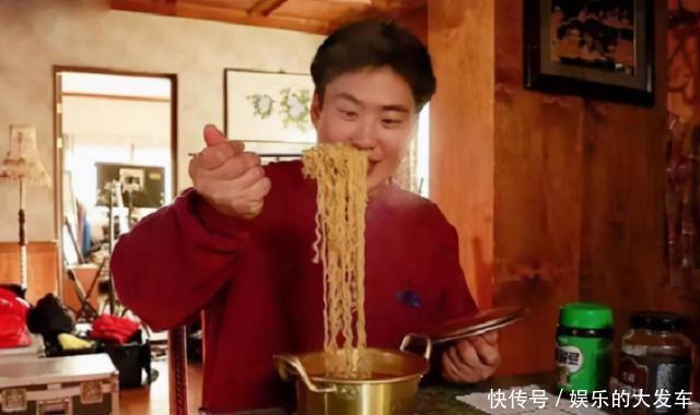 饮食习惯|韩国人为何吃饭从不端碗?看到他们的餐具后,还真是自己作的呢!