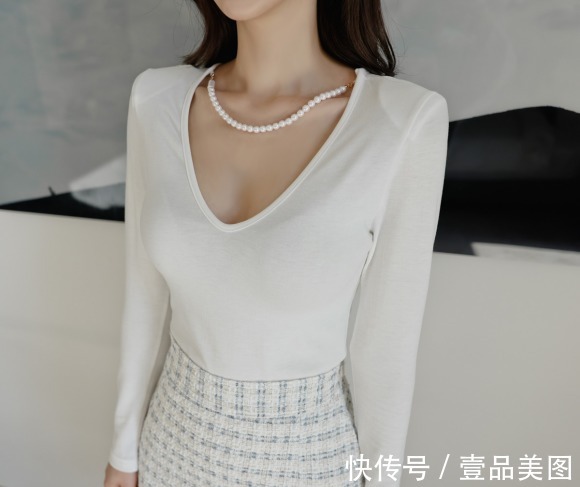 时尚搭配|女神孙允珠的时尚搭配：简式拼搭圆弧挂领休闲打底衫