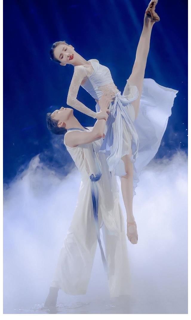 舞蹈生|《舞蹈生》导师金晨水幕双人舞，展现绝美舞姿，仙气飘飘