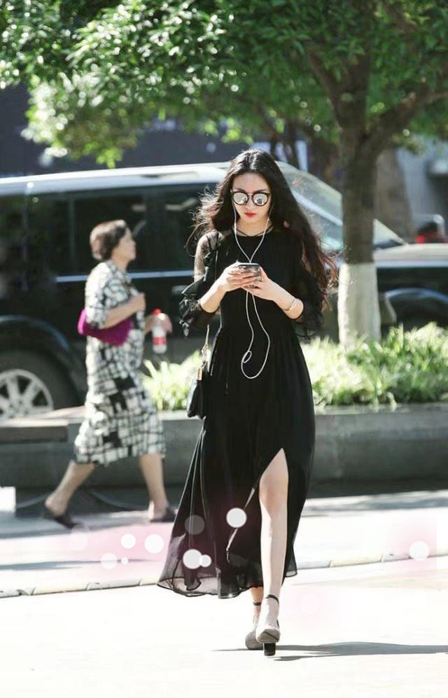 街拍性感紧身衣小姐姐,整体散发出青春活力气息