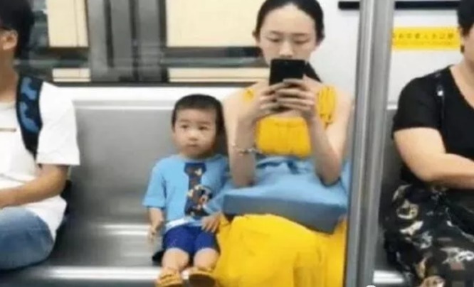 地铁|地铁里,两个男孩的举动走红网络,网友:最高级别“炫富”