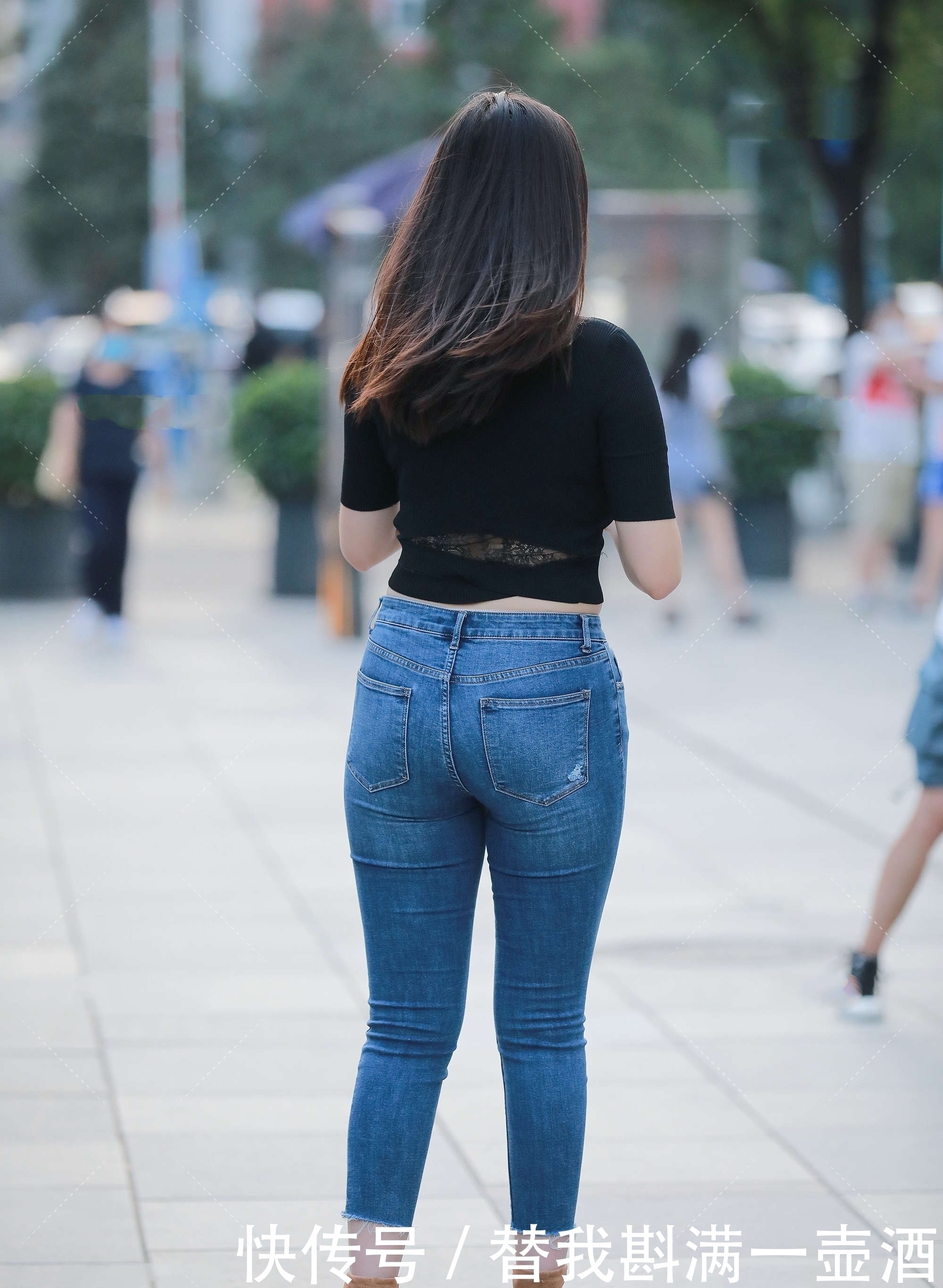  黑色露脐短袖搭低腰紧身牛仔裤，利索潇洒，婀娜多姿