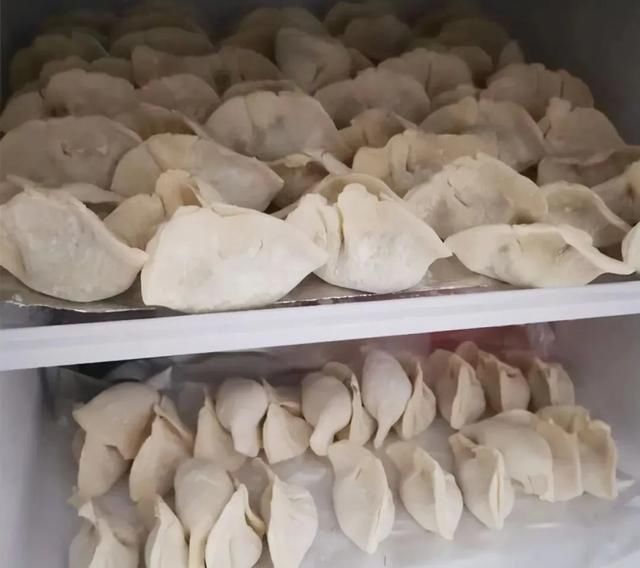 饺子包好后，最忌讳直接放冰箱，教你一招，饺子不粘连不开裂